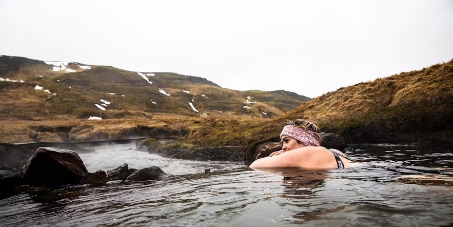 레이캬달루르 온천수 계곡에서 목욕하는 것은 큰 즐거움입니다.