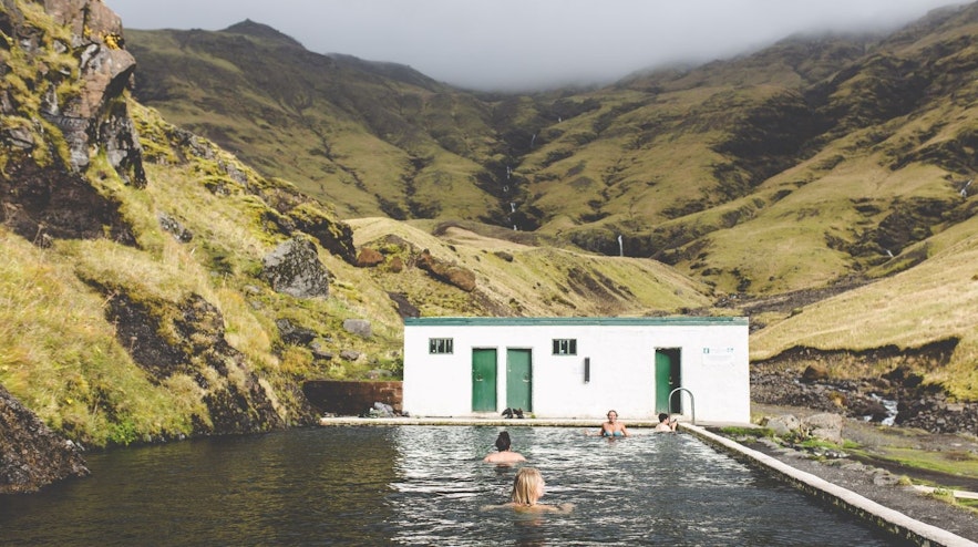 La piscina Seljavallalaug está rodeada de bonitas colinas a los lados.