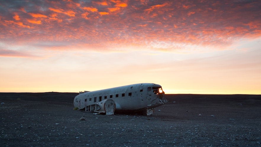 Los restos del avión DC-3 contrastan de forma increíble con el desierto de arenas negras de la zona.