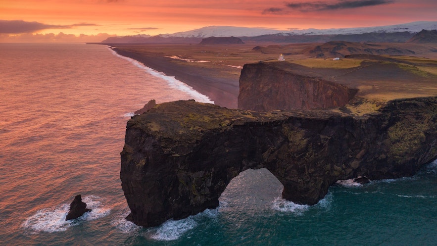 Der Blick auf den Sonnenuntergang von Dyrholaey, eine der besten Attraktionen in Island