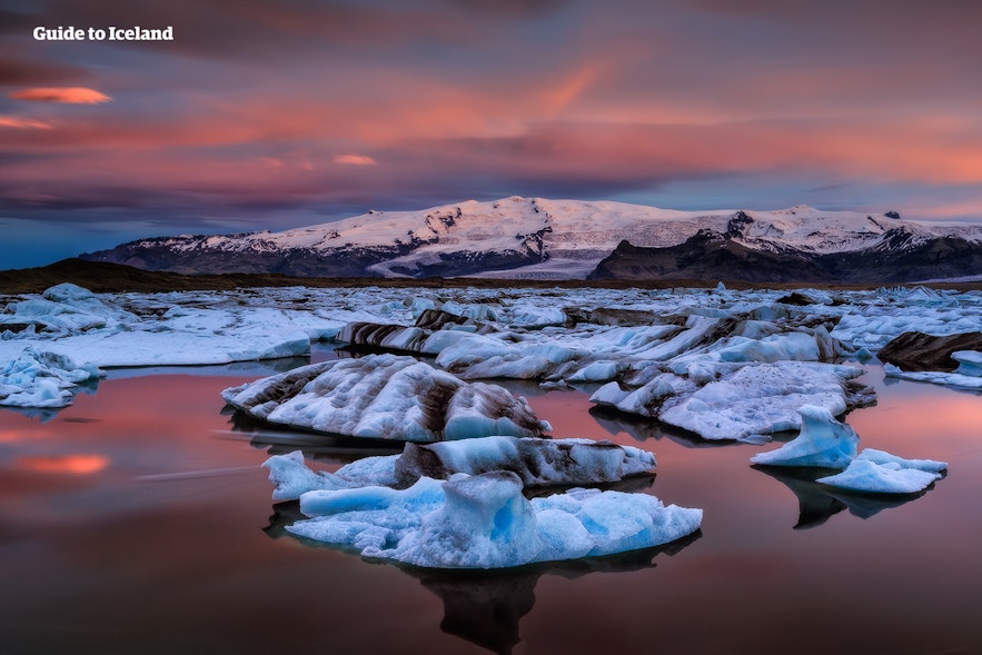 Laguna lodowcowa Jokulsarlon jest szczególnie piękna podczas zachodu słońca.