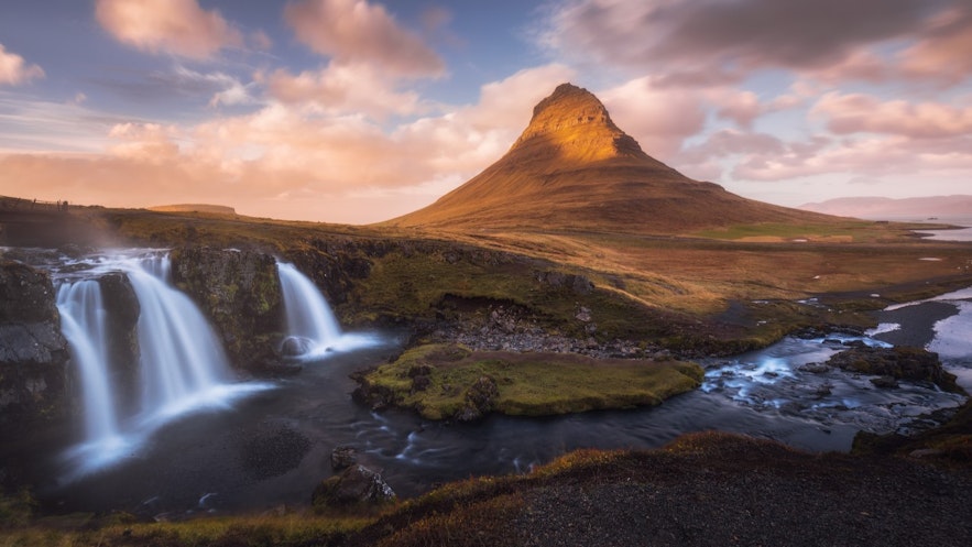 Uno de los lugares más famosos de Islandia es la montaña Kirkjufell.