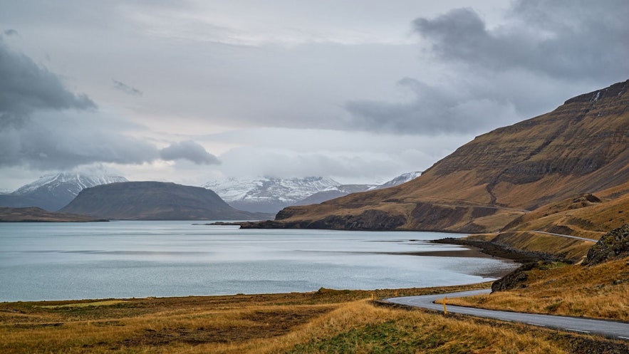 Jazda wzdłuż fiordu Hvalfjordur jest bardzo malownicza.