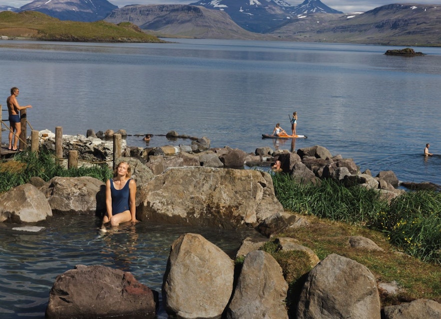 아이슬란드의 흐밤스비크 온천. 아름다운 자연 속에서 온천수 입욕을 즐겨보세요.