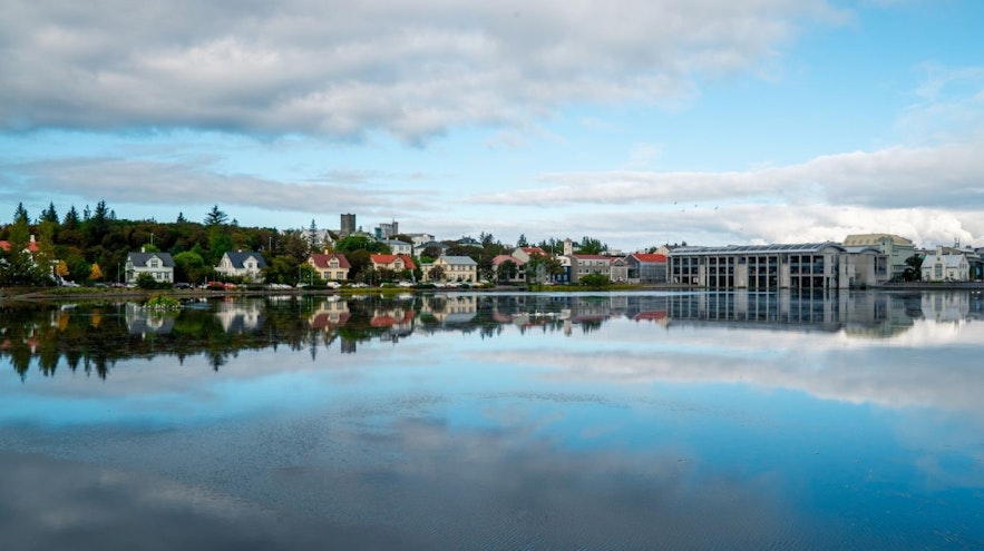 El estanque Tjornin es uno de los sitios más bonitos de Reikiavik.