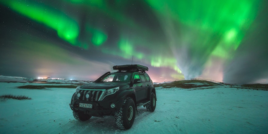 La aurora boreal sobre las aguas termales de Gunnuhver en la península Reykjanes de Islandia.