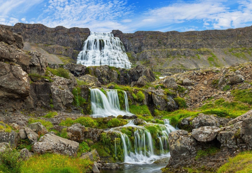 Los Fiordos del Oeste de Islandia albergan increíbles atractivos naturales, como la cascada Dynjandi.