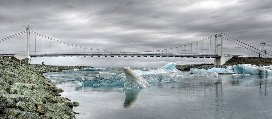 아이슬란드의 링로드 일주 시 사진에 보이는 요쿨살론 빙하 호수 위 다리처럼 웅장한 다리들을 건너게 됩니다.
