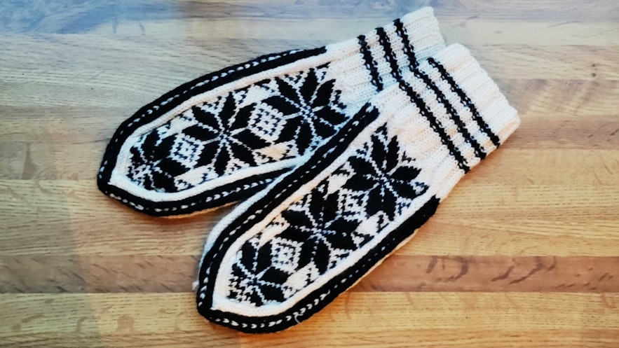传统的冰岛手套通常带有八瓣玫瑰图案。