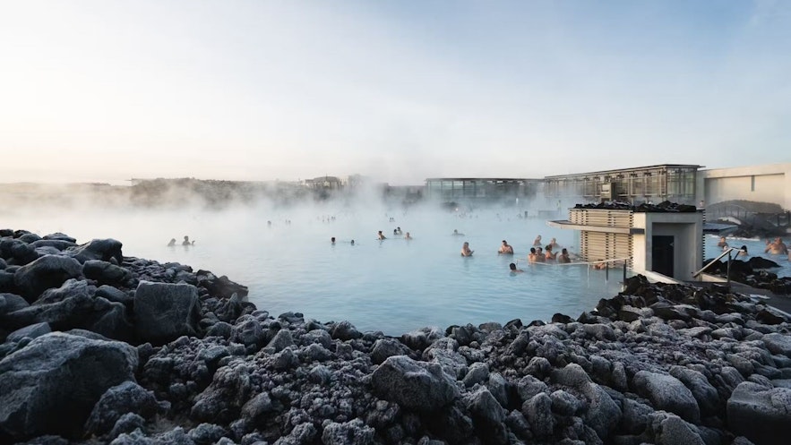 Błękitna Laguna to najpopularniejsze miejsce na wycieczki do gorących źródeł na Islandii.