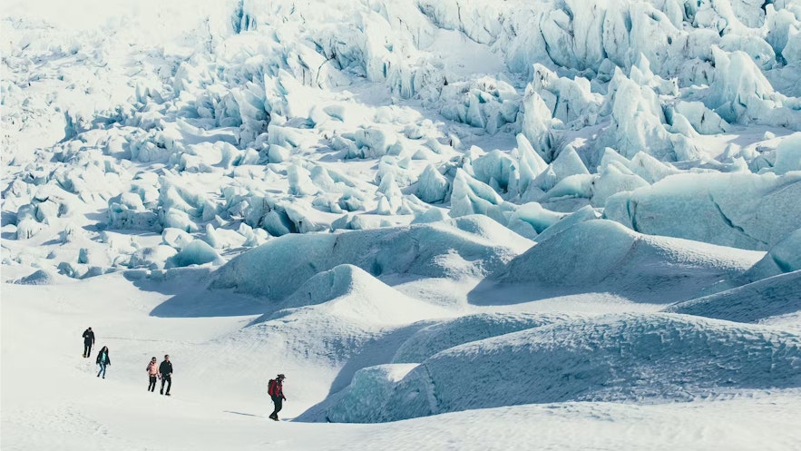 Wędrówki po lodowcach to jedna z najpopularniejszych aktywności na południu Islandii.