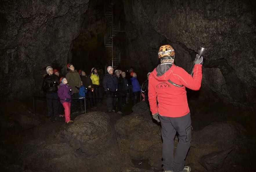 Ein fachkundiger Guide begleitet dich zur Vatnshellir-Höhle