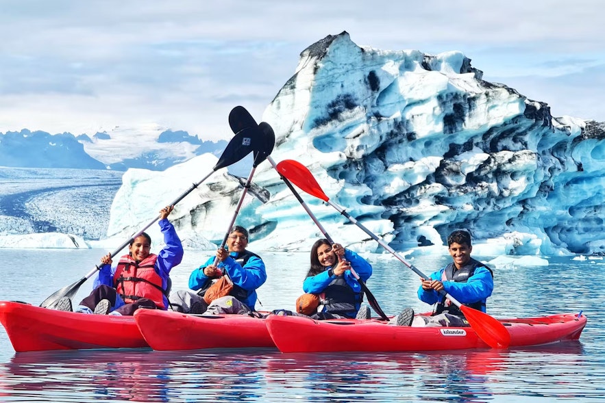 Eine Kajaktour auf Jökulsarlon bringt dich ganz nah an die Eisberge heran
