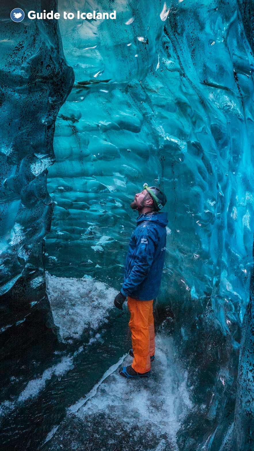 一名游客站在瓦特纳冰川国家公园的蓝冰洞内。