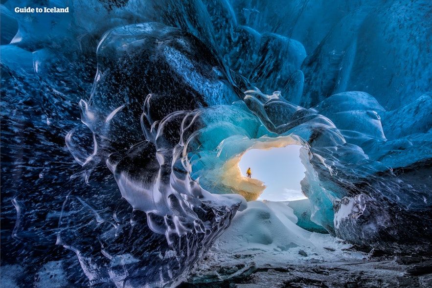 Jaskinie lodowcowe to jedne z najbardziej zachwycających miejsc na Islandii.