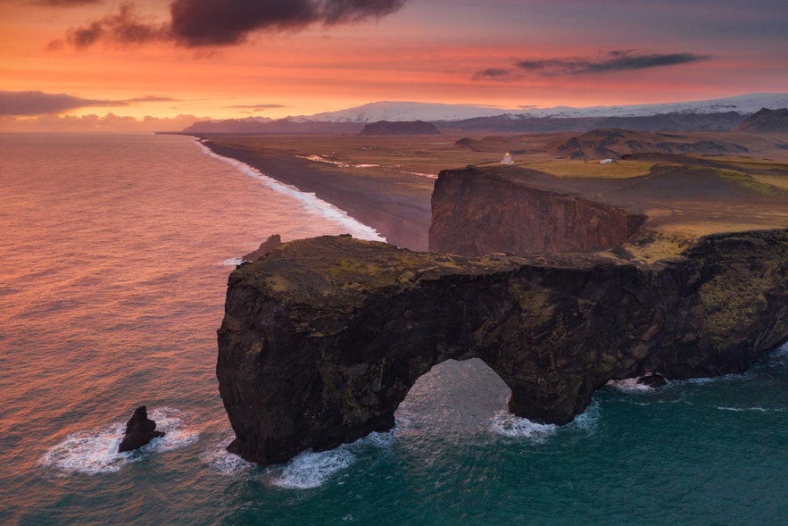 Dyrholaey oferuje wspaniałe widoki na czarne piaszczyste plaże południowej Islandii.