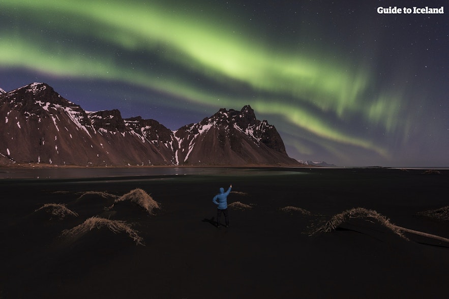 冰岛东部西角山上空的北极光。