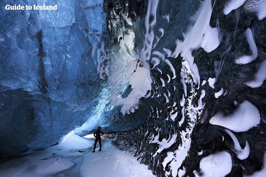 Wnętrze jaskini lodowcowej w południowo-wschodniej Islandii, podczas wycieczki dostępnej tylko zimą.