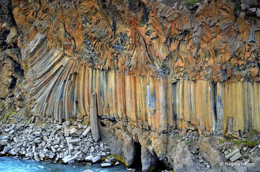 The basalt columns take on many colors.