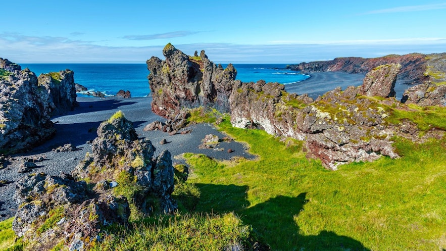 Djúpalónssandur黑沙滩位于冰岛西部的斯奈山半岛，黝黑的卵石、陡峭的断崖都是火山运动的产物。