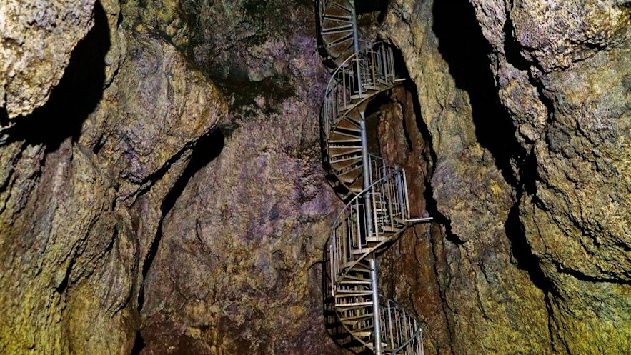 Die Vatnshellir-Höhle hat verschiedene Farben an ihren Wänden