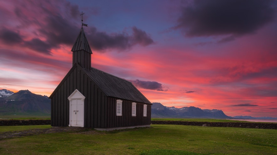 布迪尔黑教堂（Búðakirkja）位于斯奈山半岛的布迪尔村。