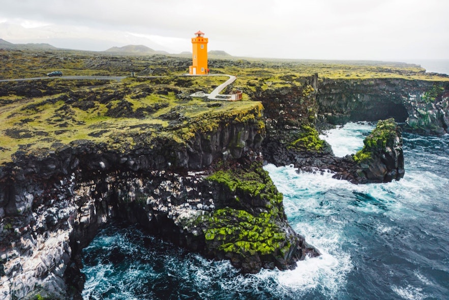 位于冰岛西部斯奈山半岛的Svortuloft灯塔和悬崖。