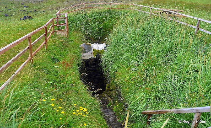 Der irische Brunnen Irskrabrunnur ist bekannt für den Walknochen, der neben der Öffnung liegt.