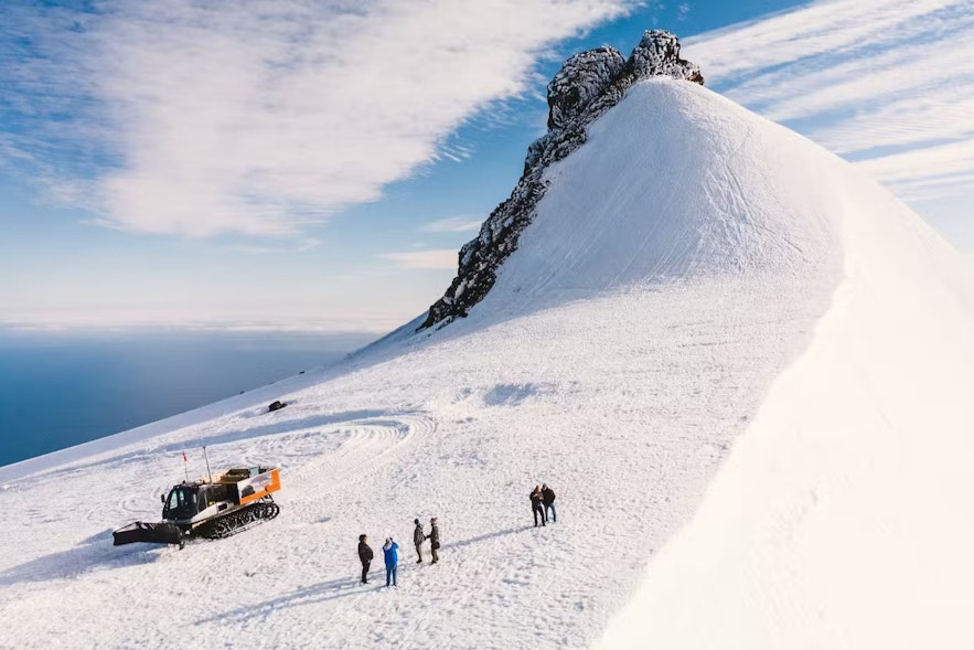 在斯奈菲尔冰川火山（Snæfellsjökull）体验冰原雪车