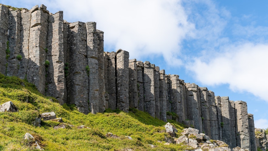 Gerðuberg玄武岩石壁有时被称为堡垒。
