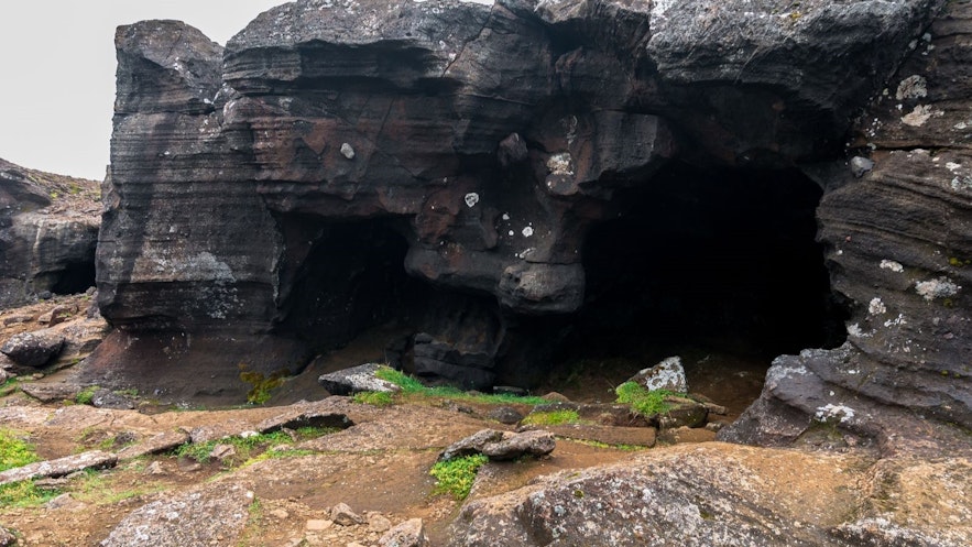 Jaskinia Songhellir na Islandii jest znana z emitowania dźwięku.