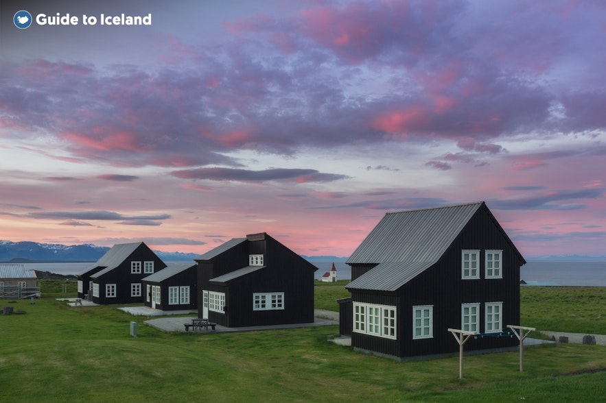 斯奈山半岛上的海德纳尔小镇（Hellnar）有一些美丽的房子。