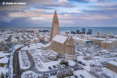 De Hallgrimskirkja-kerk en Reykjavik zien er mooi uit onder een dikke sneeuwdeken.