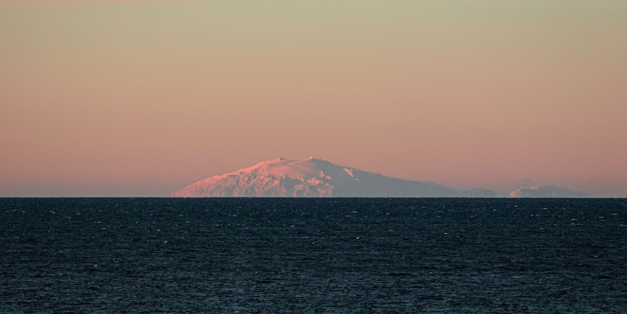 天气晴朗时，从雷克雅未克可以看到斯奈菲尔冰川火山（Snæfellsjökull）。