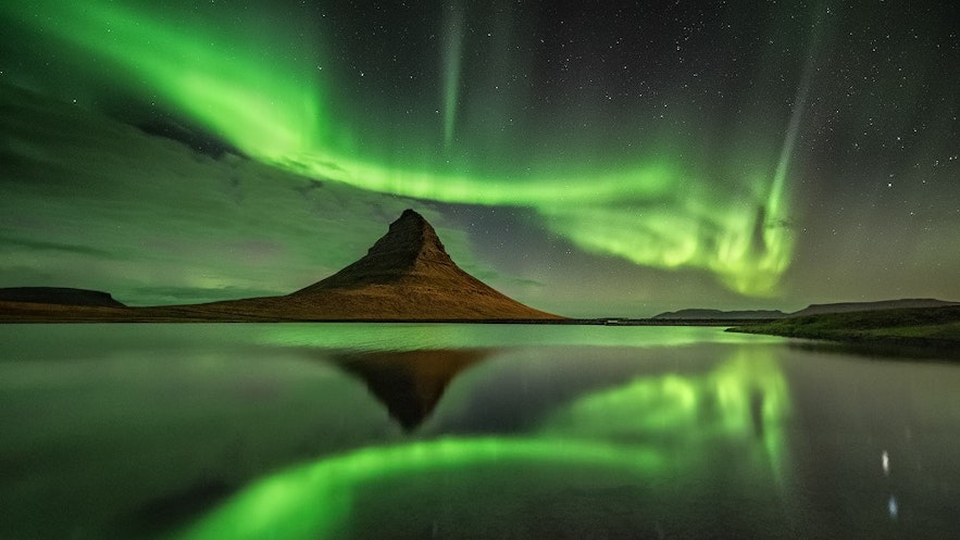 Kirkjufell es una de las localizaciones más bellas en Islandia para fotografiar la aurora boreal.