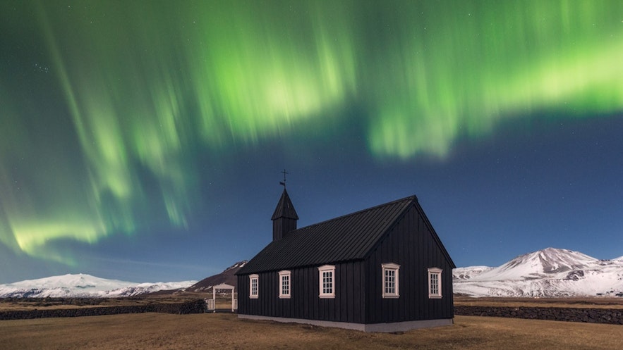 Es posible ver auroras boreales en la península Snaefellsnes durante el invierno.