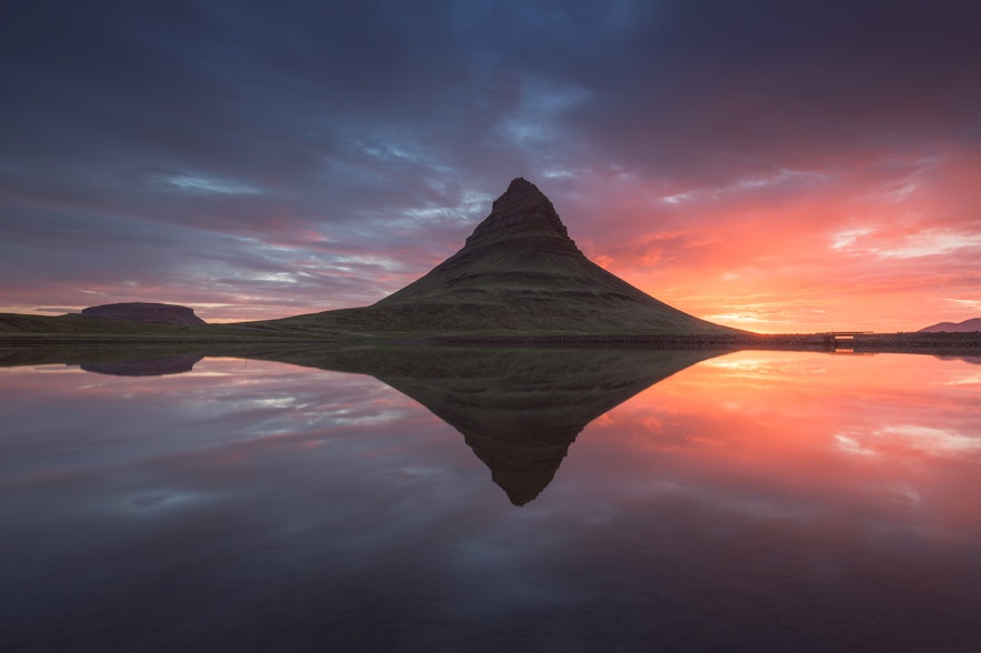 Der Berg Kirkjufell im Licht der Mitternachtssonne in Island