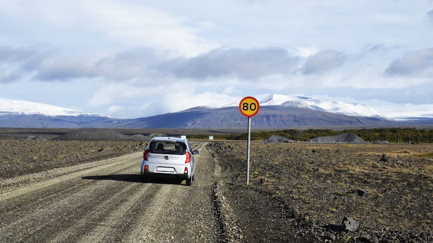 您只需租用一辆小型汽车，就能到达冰岛的许多主要景点。