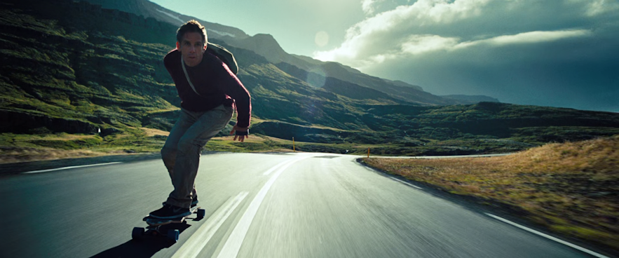 Ben Stiller jako Walter Mitty, jeżdżący na longboardzie po Islandii.
