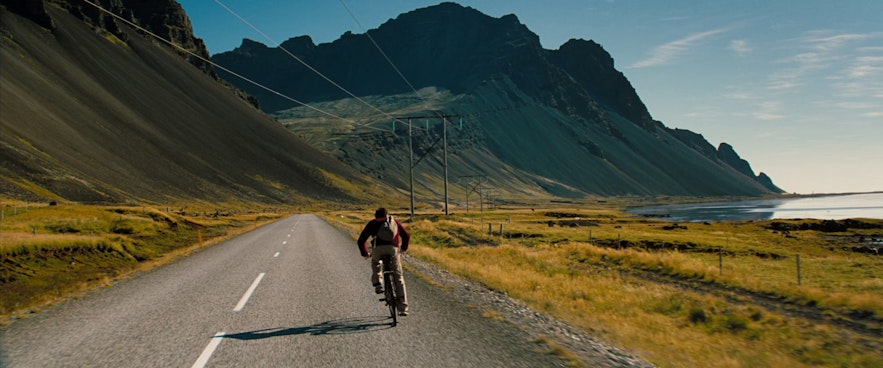 Ben Stiller jako Walter Mitty jadący na rowerze przez Islandię.