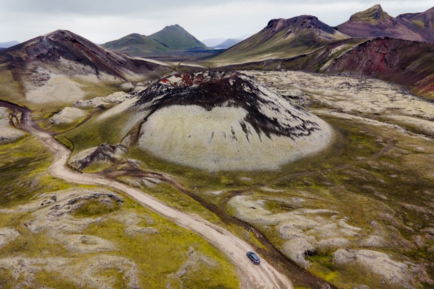 夏季前往冰岛内陆高地需要一辆四轮驱动汽车。