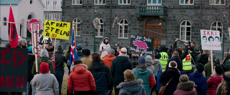 Eine Protestszene vor dem Parlament in Island in dem Film Die fünfte Gewalt