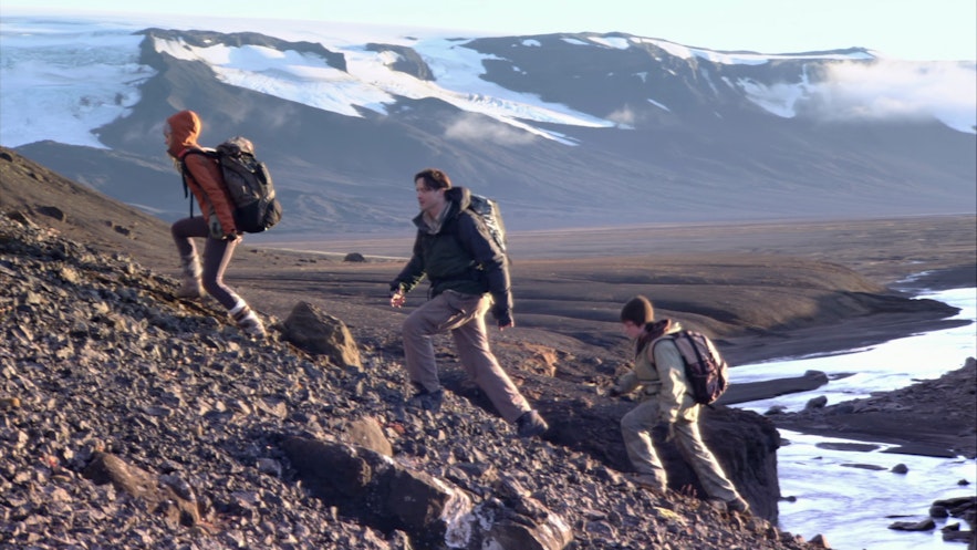 Brendan Fraser und Aníta Briem im Film Die Reise zum Mittelpunkt der Erde, gedreht in Island