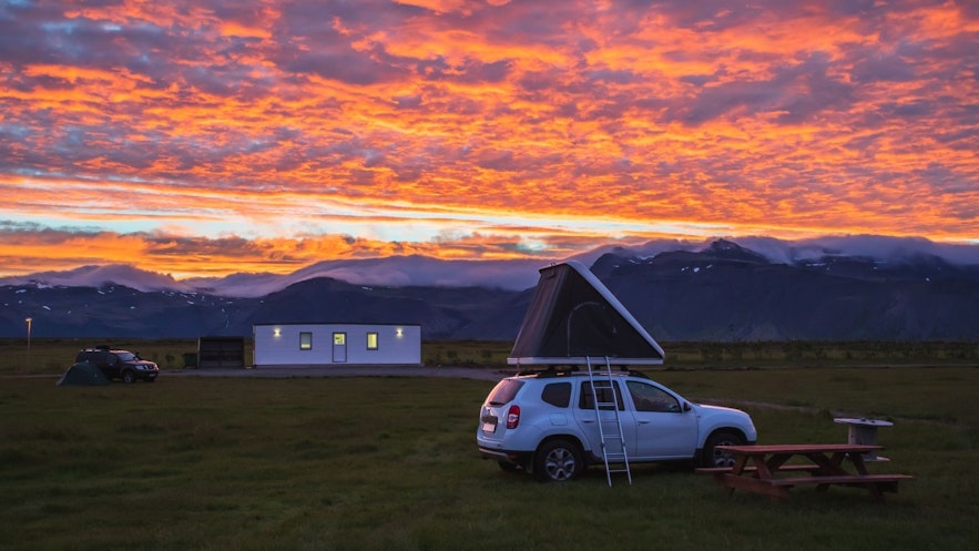 在冰岛睡在车顶帐篷里，您将更接近大自然。