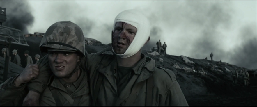 Ryan Phillippe และ Haukur Páll Valdimarsson ในภาพยนตร์เรื่อง Flags of Our Fathers ถ่ายทำที่หาดซานด์วิกในไอซ์แลนด์