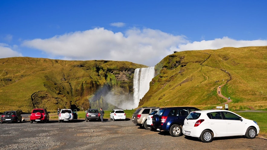 夏季，各种车型的汽车奔驰在冰岛的道路上。