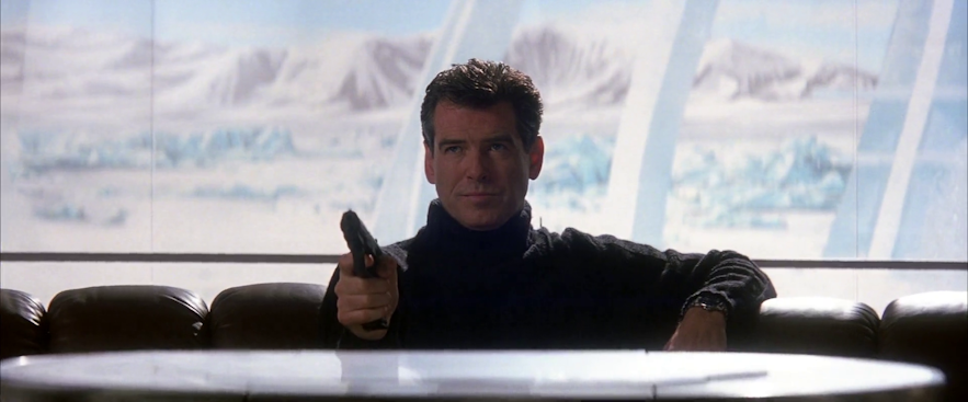 Pierce Brosnan nei panni di James Bond in La morte può attendere, con la laguna glaciale di Jokulsarlon in Islanda sullo sfondo