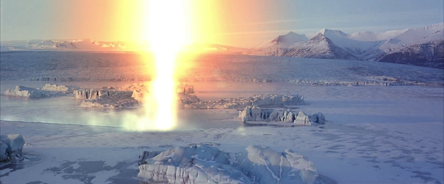 Promień słońca ściga Jamesa Bonda przez zamarzniętą lagunę Jokulsarlon na Islandii.
