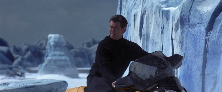 James Bond na skuterze śnieżnym na Islandii.