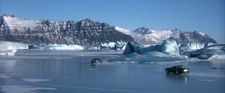 Una scena di inseguimento sul ghiaccio per il film La morte può attendere, girato in Islanda